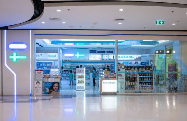 Ucare, orta Westgate Bangkok, Tayland, 10 Mayıs 2018: Modern Sağlık ve eczane deposu. Mağaza açık entrnace görünümü.