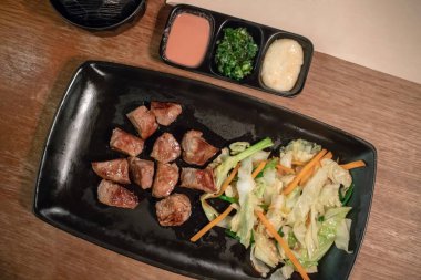 Japon tarzı tepanyaki salata ile Orta nadir kobe sığır eti biftek
