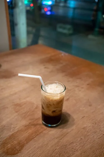 Vaso Café Expreso Helado Sobre Mesa Madera Restaurante —  Fotos de Stock