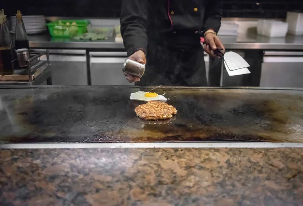 Mão Cozimento Chef Japonês Patty Panela Quente Frente Dos Clientes — Fotografia de Stock