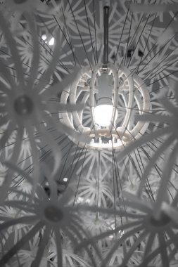 Beyaz modern arka lamba gölge alan derinliği ile merkezi yuvarlak ampul kadar kapalı.