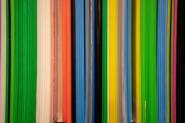 Arka plan için dikey gelecek yönetim kurulu çok renkli çizgili.