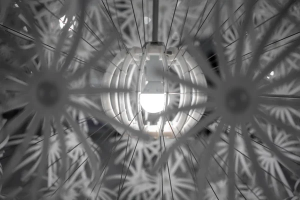 被写し界深度と白のモダンな抽象ランプ シェードの中心に丸い電球で引けた — ストック写真