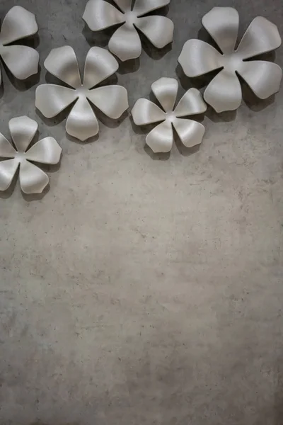 Dekorativní Květina Umělá Stříbra Betonové Zdi Pro Přírodní Pozadí Kopií — Stock fotografie