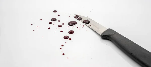 Geschlossenes Blutiges Küchenmesser Mit Blutspritzer Und Tröpfchen Auf Weißem Hintergrund — Stockfoto