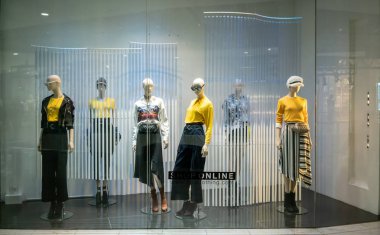 Emquatier, Bangkok, Tayland, 15 Ekim 2018 dükkanında CPS: moda marka Vitrini. Sarı ve siyah giyim farklı tarzlarda ayakta modelleri.