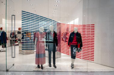 Emquatier, Bangkok, Tayland, 15 Ekim 2018 dükkanında Calvin Klein: lüks ve şık giyim markası penceresini görüntülemek modern desen stili.