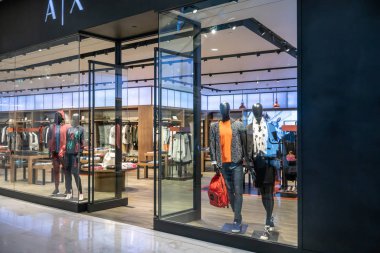 A | Emquatier, Bangkok, Tayland, 15 Ekim 2018, Armani Exchange x: lüks ve şık giyim marka Vitrini. Perspektif görünümü 