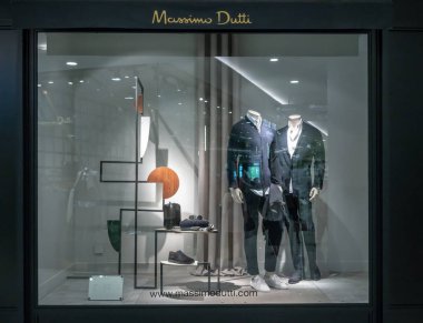Massimo Dutti Dükkanı, Emquatier, Bangkok, Tayland, 15 Ekim 2018: lüks ve şık giyim ve aksesuar markası Vitrini modern tarzda erkekler için.