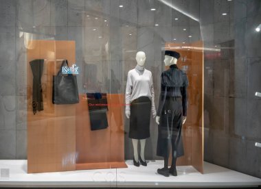 Çünkü Emquatier, Bangkok, Tayland, 15 Ekim 2018 dükkanında: moda marka giyim Vitrini. Kış koleksiyonu ön ayakta modellerinde depolamak.
