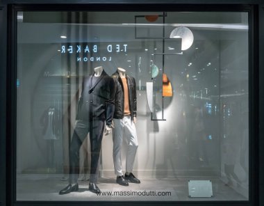 Massimo Dutti Dükkanı, Emquatier, Bangkok, Tayland, 15 Ekim 2018: lüks ve şık giyim ve aksesuar markası Vitrini modern tarzda erkekler için.