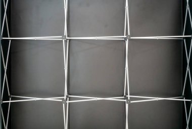 Hafif çelik kafes kiriş öğesi siyah bir arka plana dayanır. Zemin yapısı.