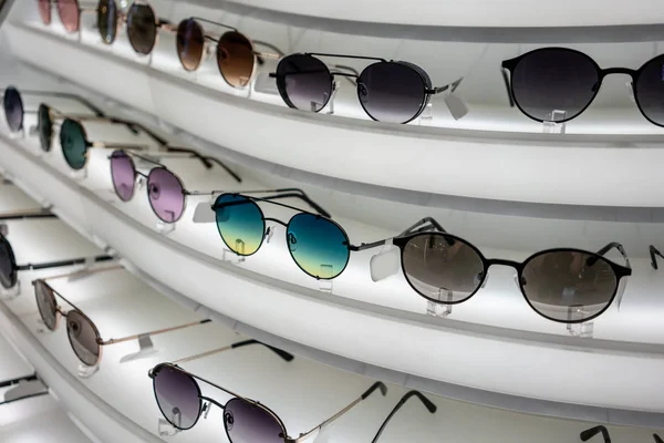 Různé Sluneční Brýle Obchodě Křivky Zobrazují Police Selektivní Fokus — Stock fotografie