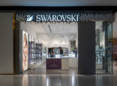 Orta Dünya, Bangkok, Tayland, Eylül 2, 2018 dükkanında Swarovski: Autrian kristal ve moda mücevher dükkanı. Müşteri Hizmetleri ve bakım Store.