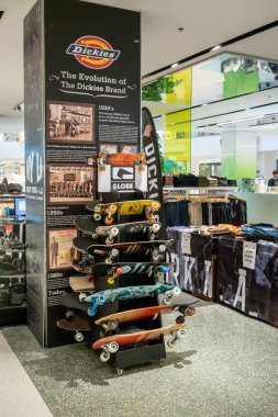 Dickies alışveriş merkezi World at, Bangkok, Tayland, Eylül 2, 2018: kaykay giyim ve aksesuar görüntülemek mağazadan.