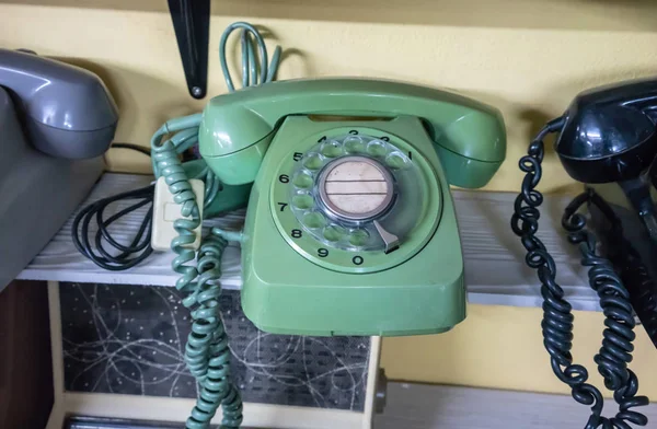 Grüne Und Schwarze Vintage Handy Auf Holzregal Handy Retro Stil — Stockfoto