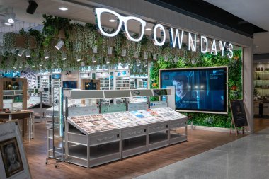 Owndays Alışveriş Merkezi Dünya, Bangkok, Tayland, 19 Ekim 2018: Uluslararası optik dükkanı zinciri iç çeşitli moda marka gözlük ve güneş gözlüğü ekran ile.