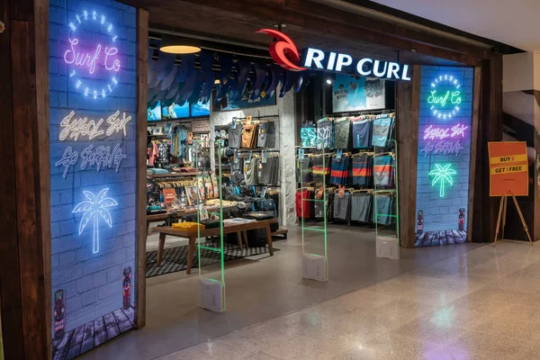 Rip Curl 2018 日タイ バンコク セントラルワールド店 ファッショナブルなスポーツウェア内外 Led デジタルサイネージ 正面の入り口から — ストック写真