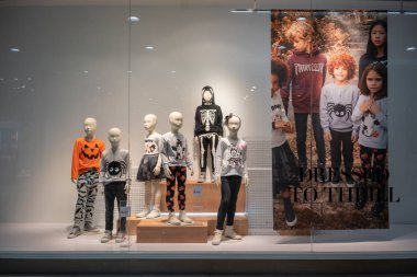 H ve M alışveriş Paradise Park'ta, Bangkok, Tayland, 22 Ekim 2018: moda çocuk hazır giyim ve aksesuarları Vitrini eğlenceli Cadılar Bayramı için.