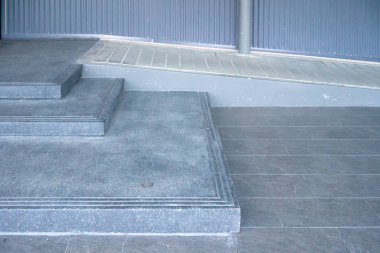 Engelliler için tekerlekli sandalye rampası kullanarak rampalı erişim. Beton rampa yol.
