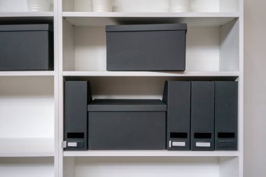 Ofis rafta boş kağıt dosyalama kutusunu ve dosya sahibi.