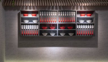 Raf kırmızı ve beyaz porselen kase ve iç dekorasyon için gri tuğla duvar kaşık.