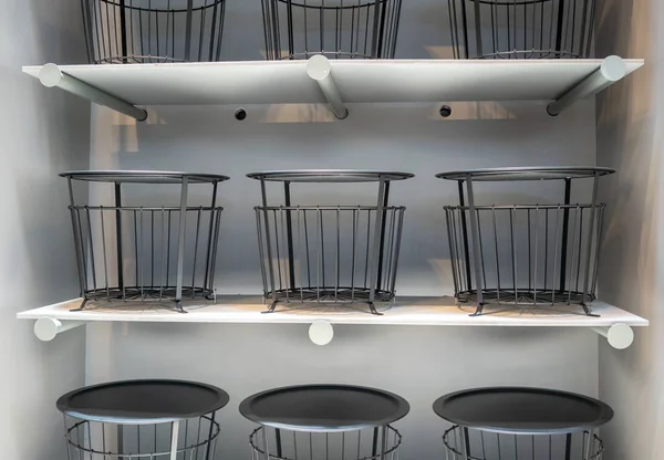 Moderne Kleine Tische Reihen Auf Regal Vor Weißem Hintergrund Wand — Stockfoto