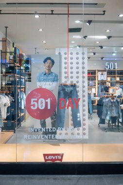 Levi's Alışveriş Merkezi Westgate Bangkok, Tayland, 10 Mayıs 2018: şık denim markası Vitrini. 501 gün.
