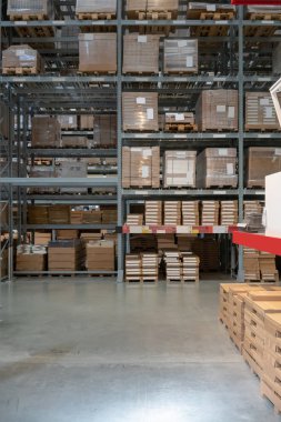 Karton Kutularda metal kiriş inşaat depolama ile beton zemin