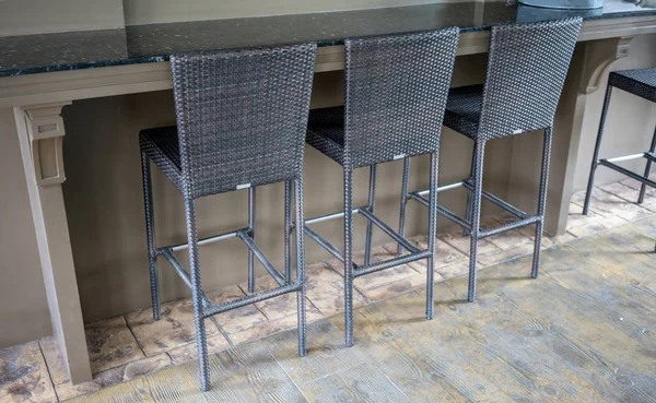 Dokuma desen yüksek sandalye ahşap zemin üzerinde modern tarzda.