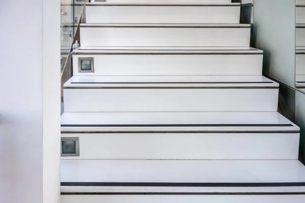 Escaleras Blancas Modernas Abstractas Con Patrón Línea Antideslizante Composición Escalera — Foto de Stock