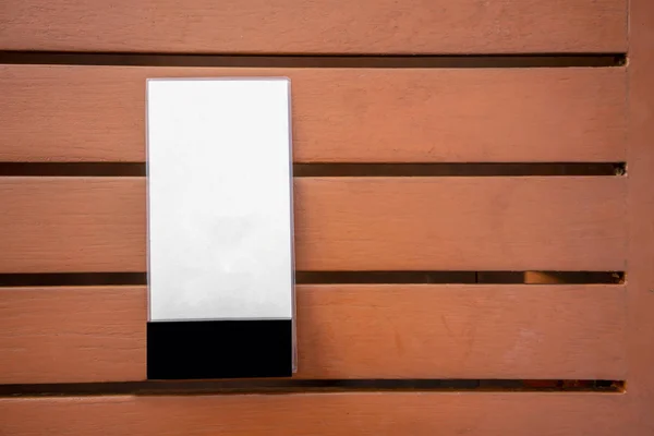 Tablero Menú Plástico Blanco Sobre Fondo Mesa Madera — Foto de Stock