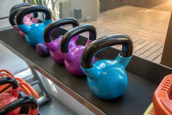 Colorido Revestimiento Kettlebell Mesa Estante Gimnasio Pesos Colores Aptitud Imagen — Foto de Stock