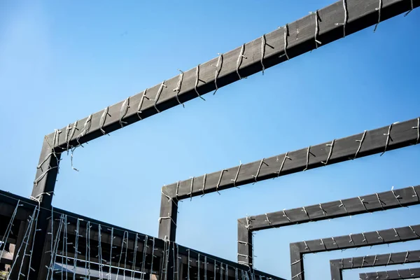 Dekorative Draht Licht Schwarze Metallrahmen Auf Dem Gehweg Gewickelt Weihnachten — Stockfoto