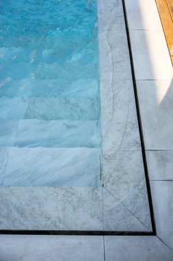 Detay havuz adımları ve akış su sistemi üzerindeki. Dış mekan.