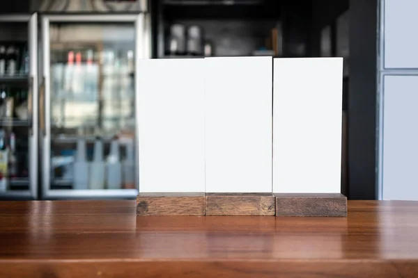 Ahşap Sayaç Masa Mutfak Önünde Tahtaya Beyaz Plastik Menü — Stok fotoğraf