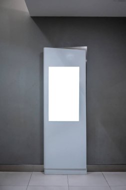 Gri arka plan birlikte modern boş ekrana dokunun. Modern interaktif kiosk