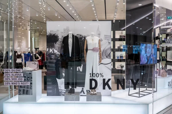 2018年12月25日 泰国曼谷艾姆夸特尔的 Dkny 豪华时尚的品牌橱窗展示 旗舰店新收集的衣服和包展示 — 图库照片