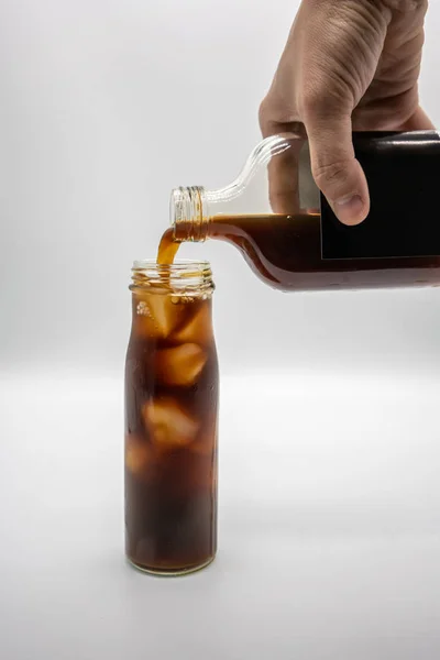 Наливая Кофе Стеклянную Бутылку Льдом Изолированы Белом Фоне — стоковое фото