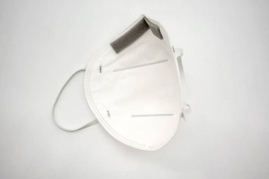 Elden çıkarma beyaz arka plan ve konfor kayışı izole ayarlanabilir metal noseclip ile 3d hava kirliliği veya toz maskesi.