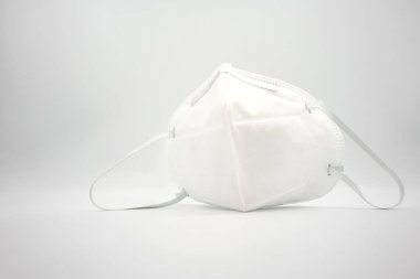 Elden çıkarma beyaz arka plan ve konfor kayışı izole ayarlanabilir metal noseclip ile 3d hava kirliliği veya toz maskesi.