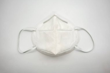 Elden çıkarma beyaz arka plan ve konfor kayışı izole ayarlanabilir metal noseclip ile 3d hava kirliliği veya toz maskesi.