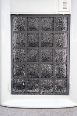 Temizlemeden önce tozlu karbon filtre maske ev kullanımı hava temizleyici kapalı.