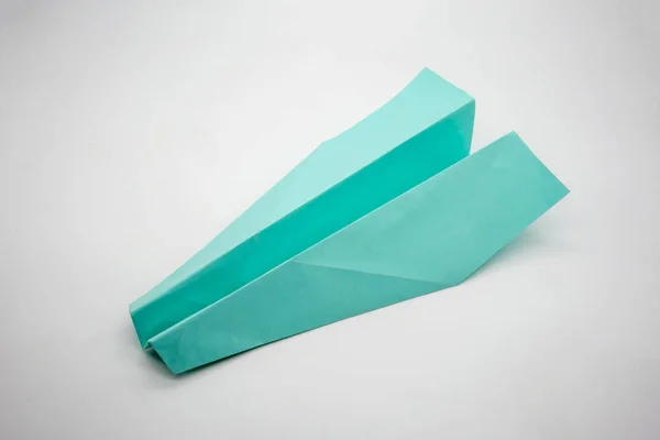 Avião Papel Origami Verde Azul Claro Isolado Fundo Branco Conceito — Fotografia de Stock