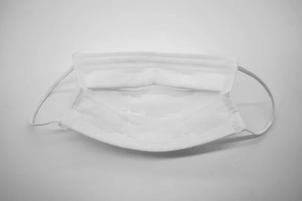 Disponibel Förorenande Ansiktsmask Med Klockarmband Isolerad Vit Bakgrund — Stockfoto