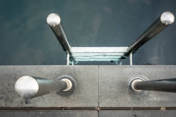 Piscina Cinzenta Com Escadas Aço Inoxidável Barras Apoio Hotel — Fotografia de Stock