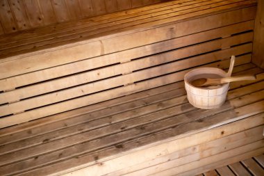 Bir ahşap Bank kova ve tahta kaşık detayını. Küçük iç sauna. İç tasarım.