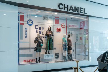 Emquatier, Bangkok, Tayland, 3 Şubat 2019 dükkanında Chanel: lüks ve şık marka Vitrini. Amiral gemisi mağaza, garnitür telleri, çanta ve aksesuarları Vitrini.