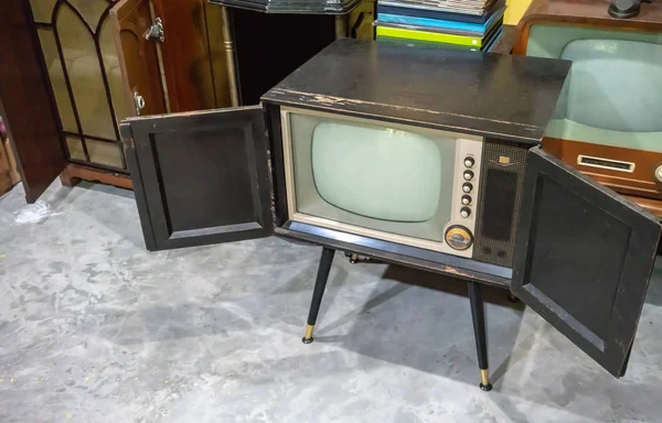 Vintage Velha Televisão Chão Concreto Antigo Quarto — Fotografia de Stock