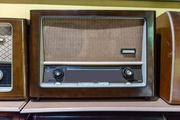 Retro Uitzending Radio Ontvanger Houten Plank Tegen Gele Muur Achtergrond — Stockfoto